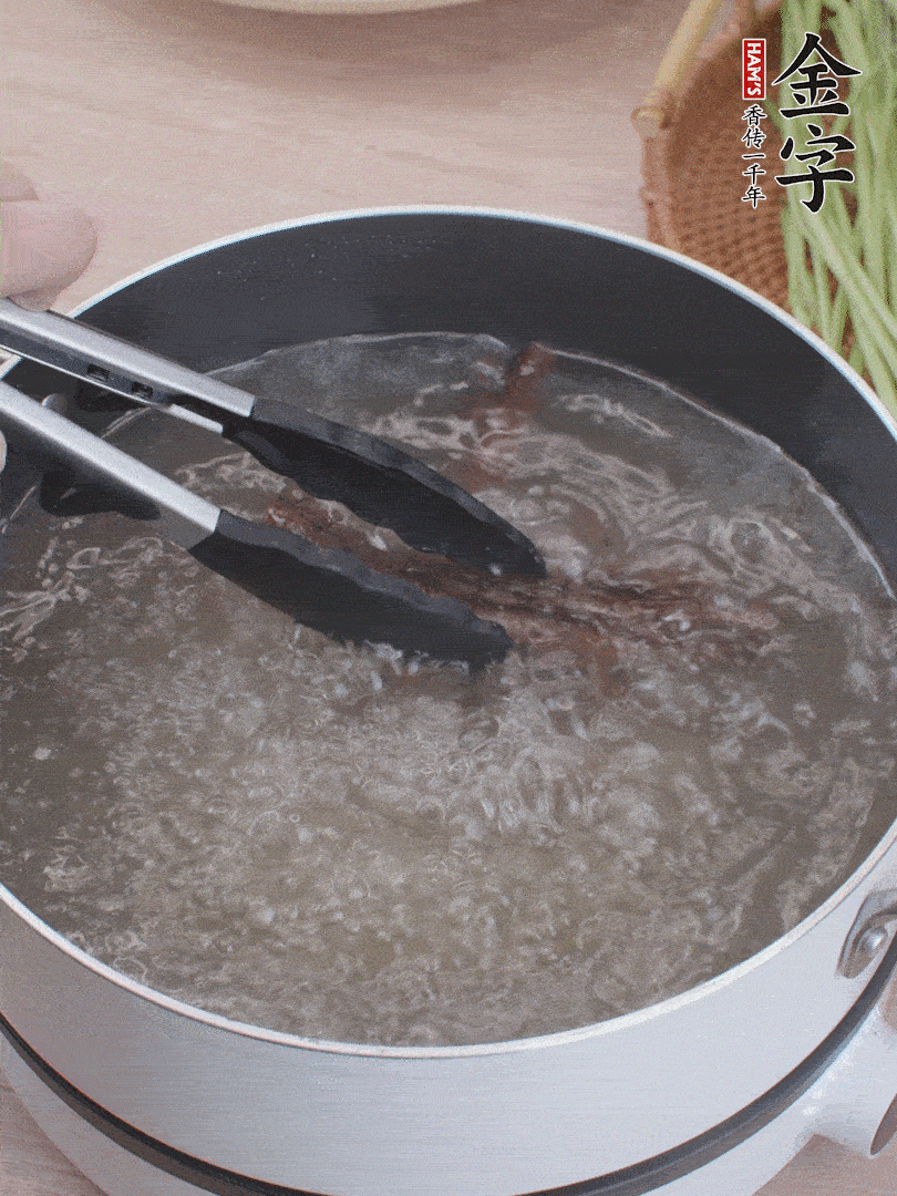 谈球吧(中国)-官方网站
酱油肉下锅煮10分钟，切薄片。