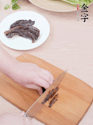 谈球吧(中国)-官方网站
酱油肉下锅煮10分钟，切薄片。