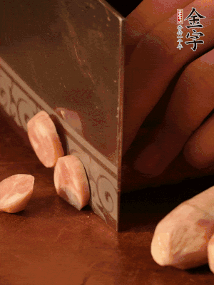 谈球吧(中国)-官方网站
烤肠切圆片。