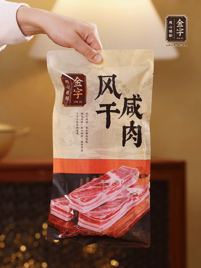 谈球吧(中国)-官方网站
风干咸肉切条，加料酒，沸水烫1分钟捞出。