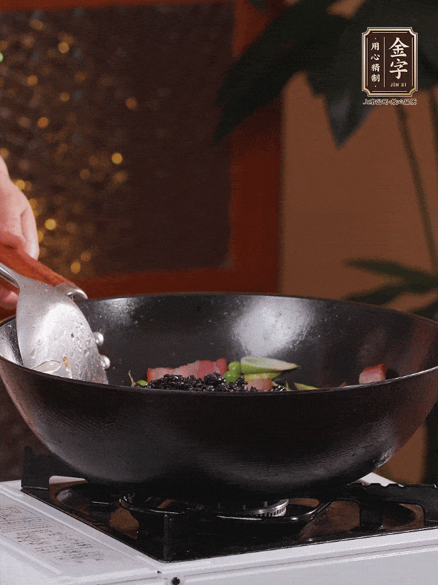 下乌米：将泡好的乌米沥干，倒入锅中和所有配料一起翻炒均匀，让每一粒米都裹上油脂。